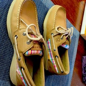 SPerry intrepid size 4 pink plaid and tan